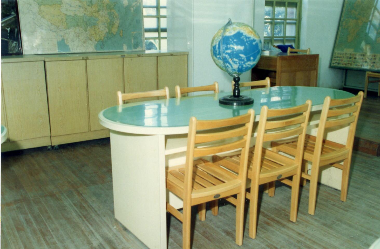 11.5橢圓社會工作桌(塑鋼)