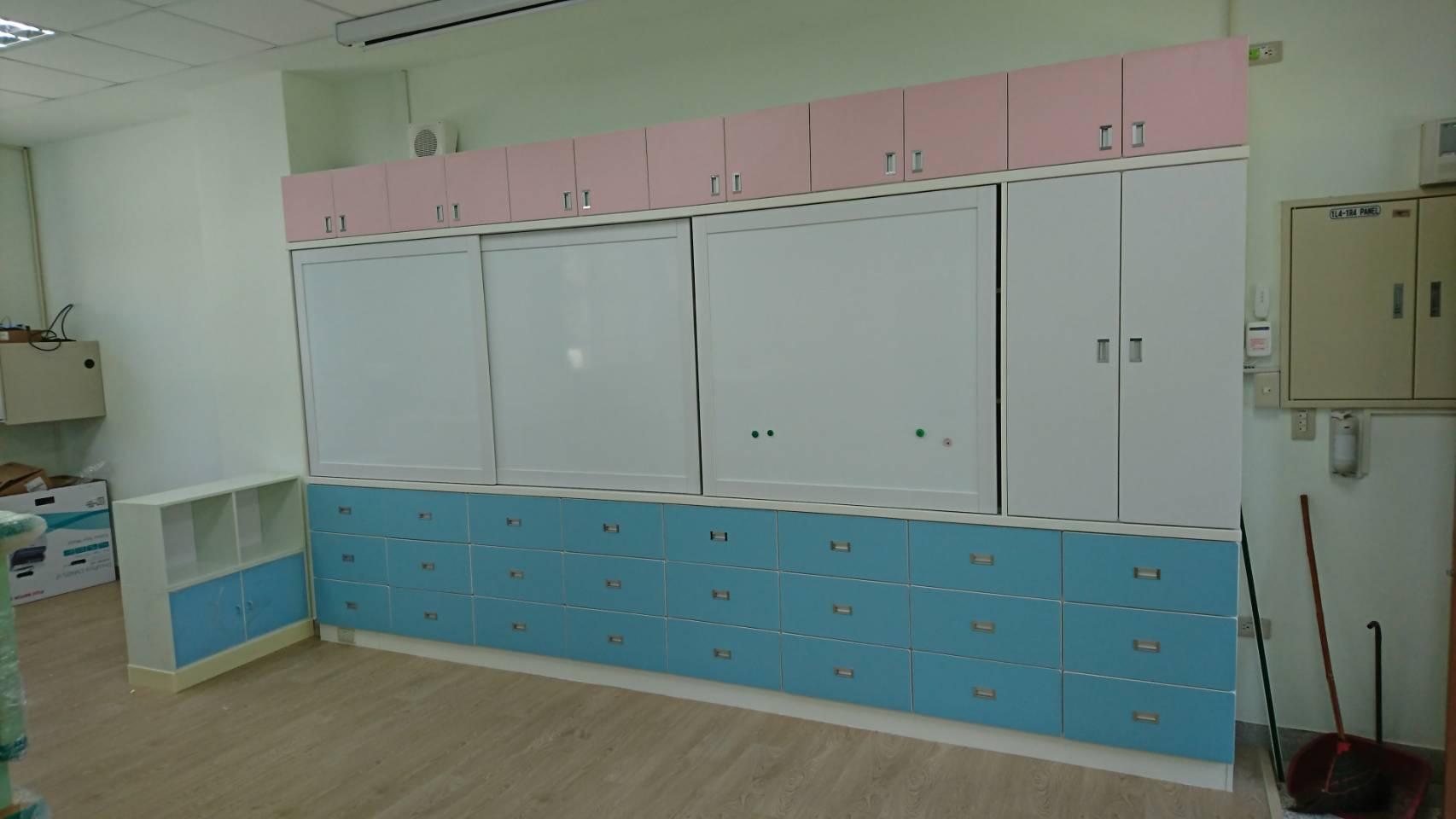 7.4 白板+抽屜式書包櫃