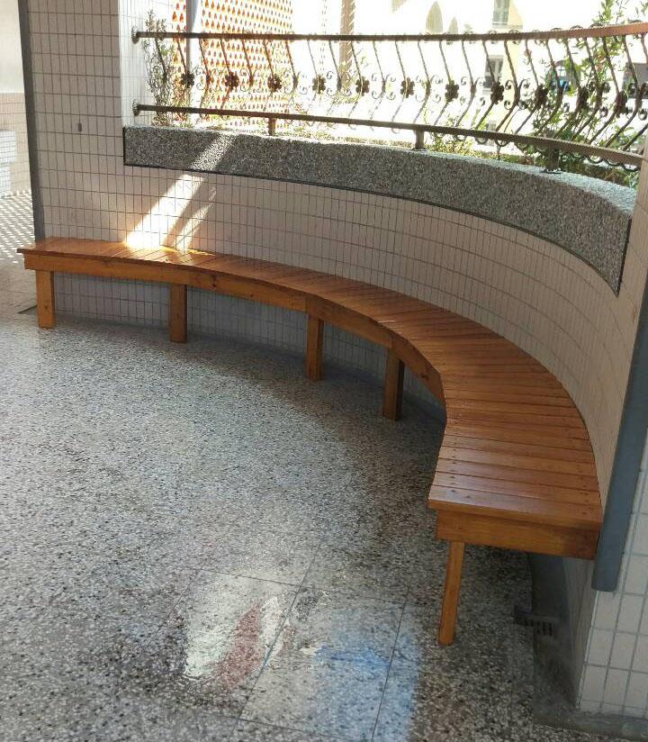 11.1 環廊原木條椅