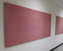 17.3 粉紅磁性玻璃白板公佈欄