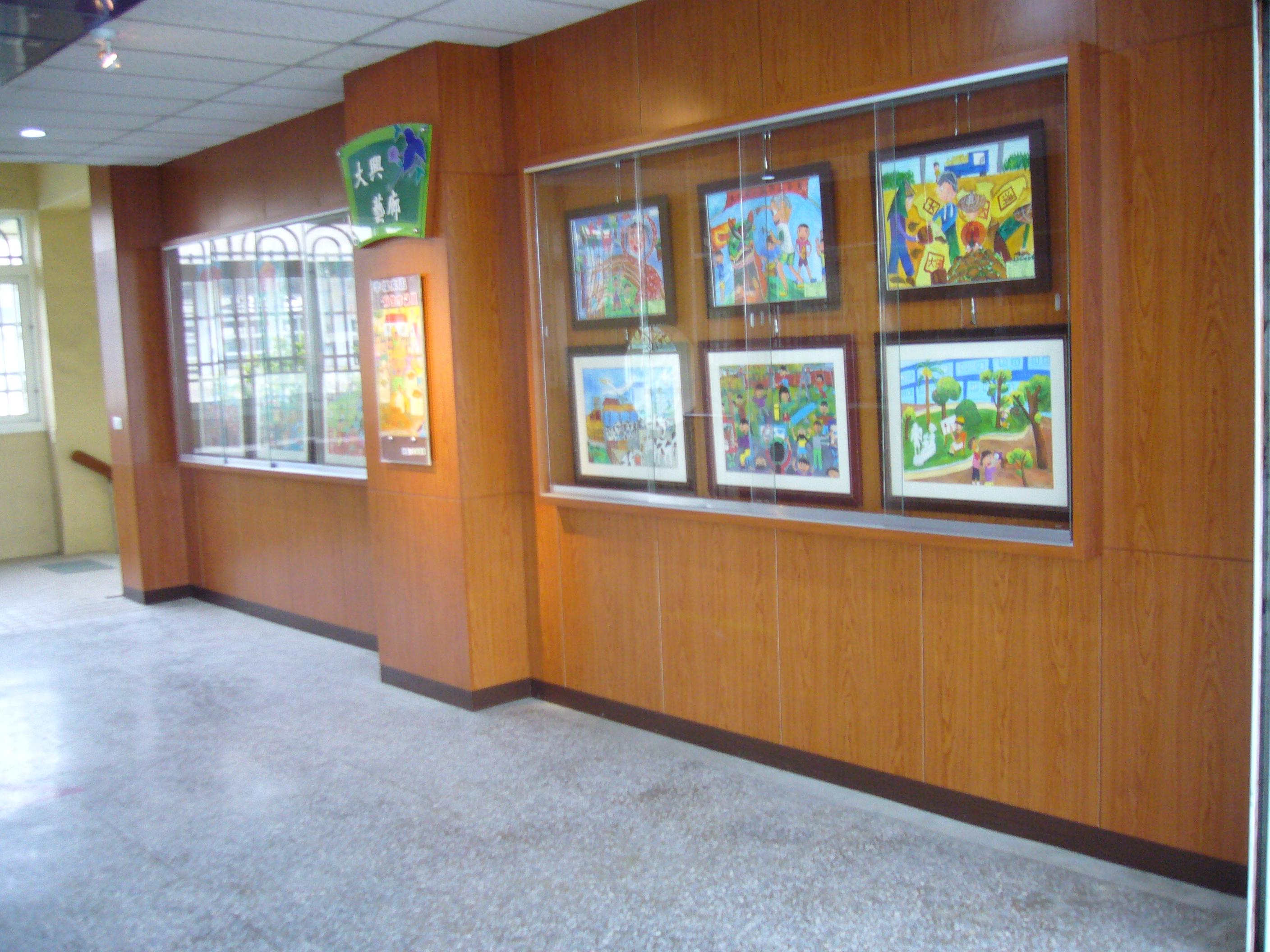 15.1 玻璃木框佈告欄