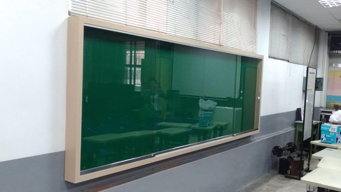 15.4 玻璃木框佈告欄