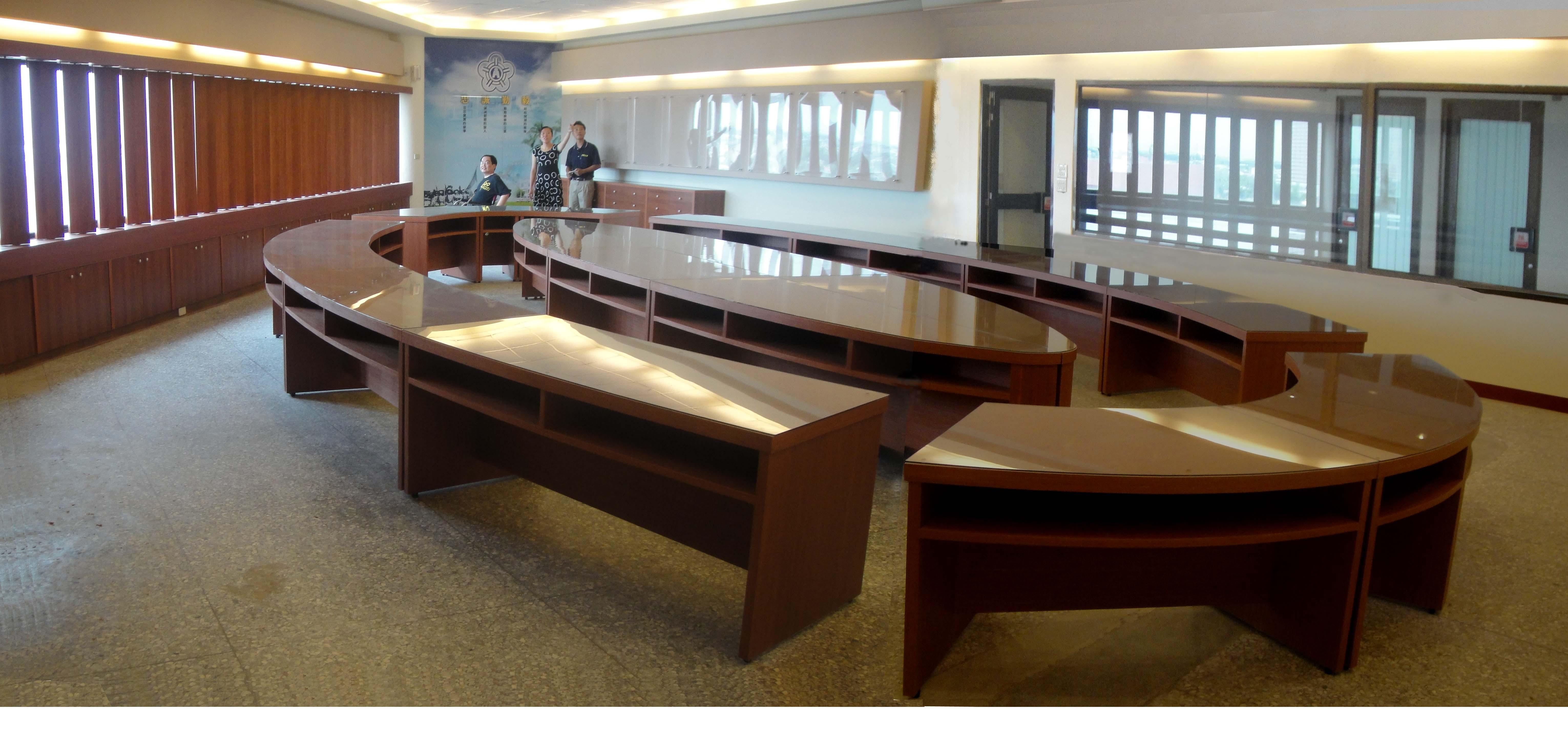 11.1 玻璃展示會議桌