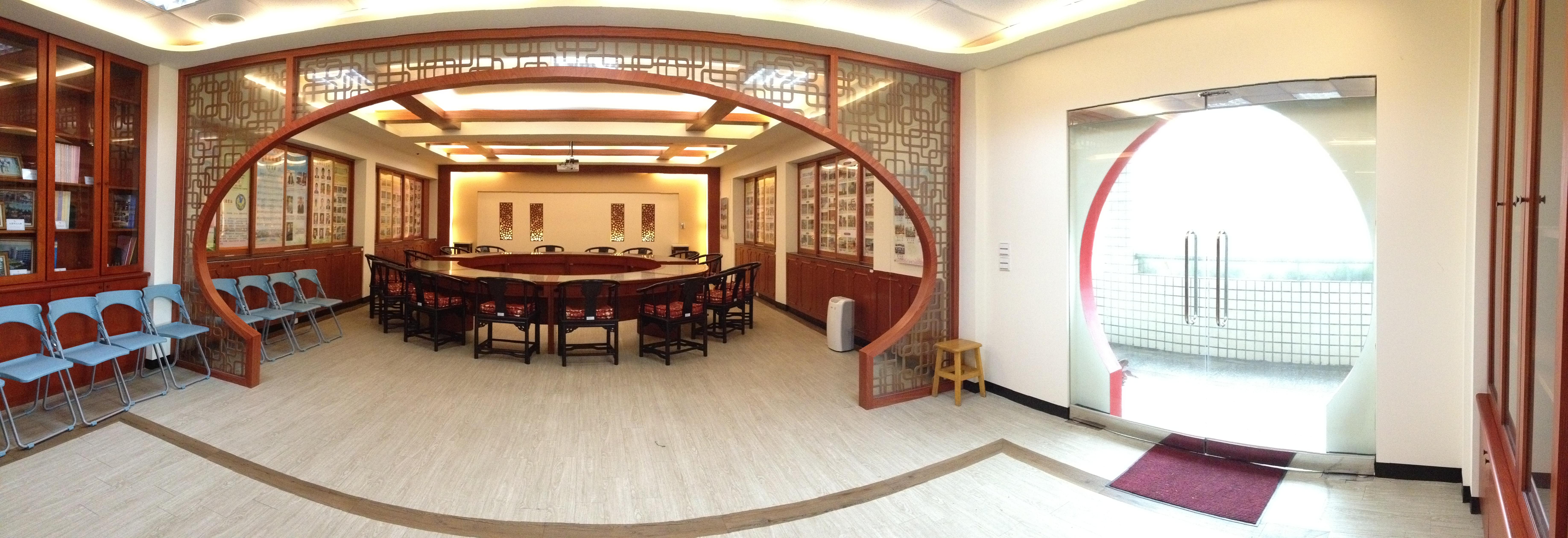 13.5 玻璃展示會議桌