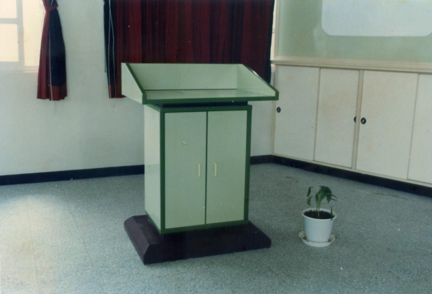 9.4 簡報桌(塑鋼)