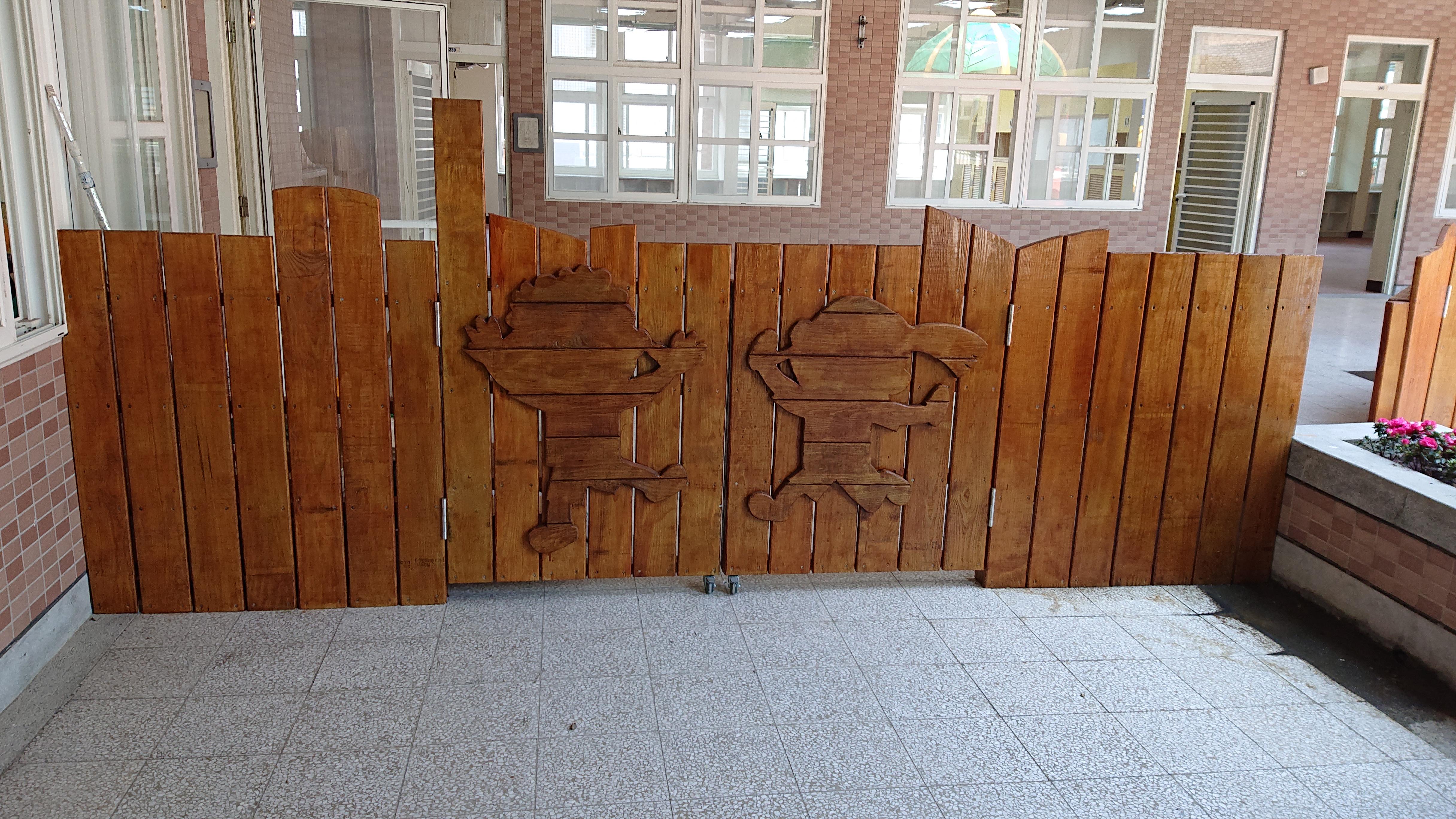 3.2 原木雕刻圍柵