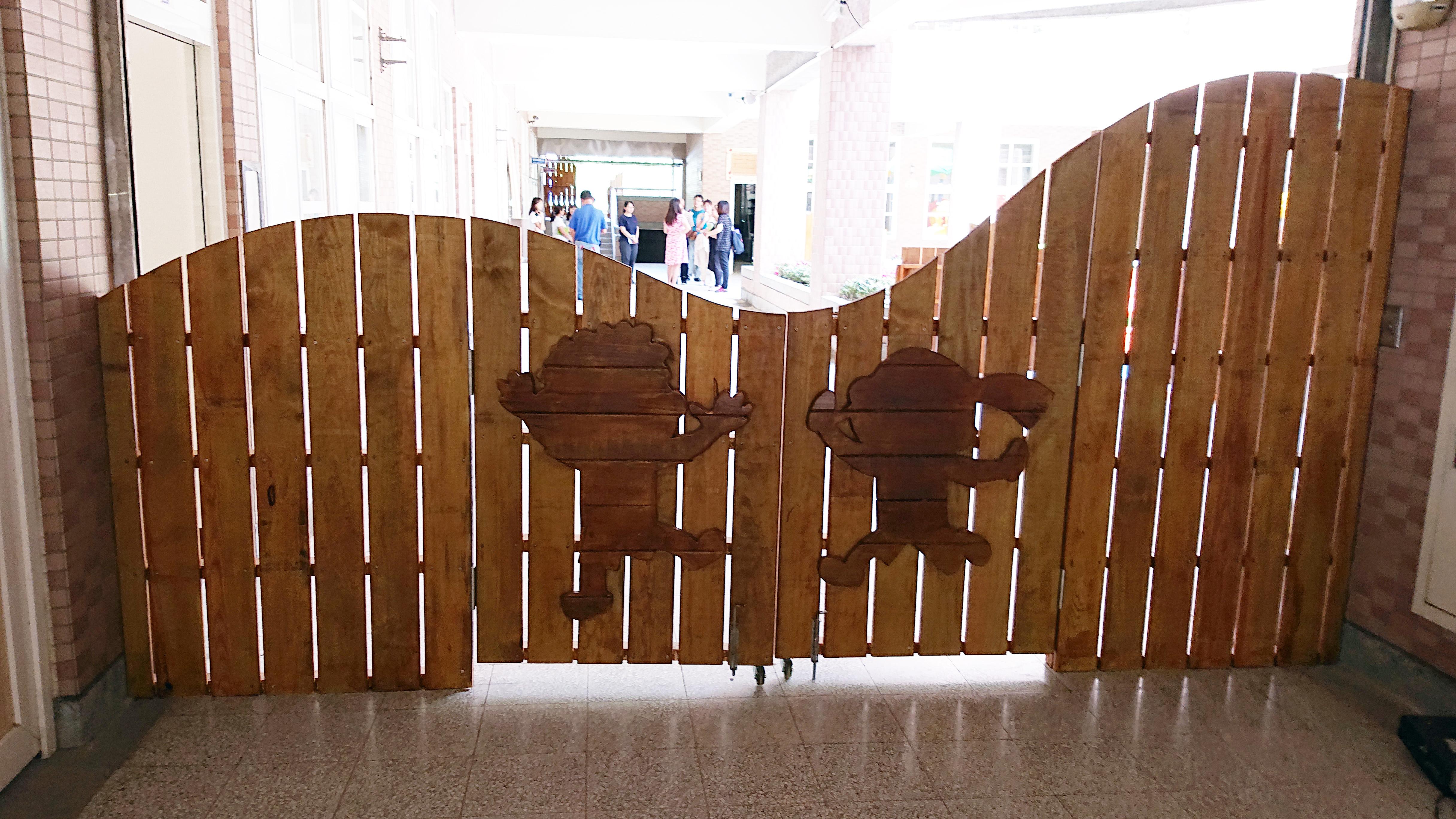 3.3 原木雕刻圍柵