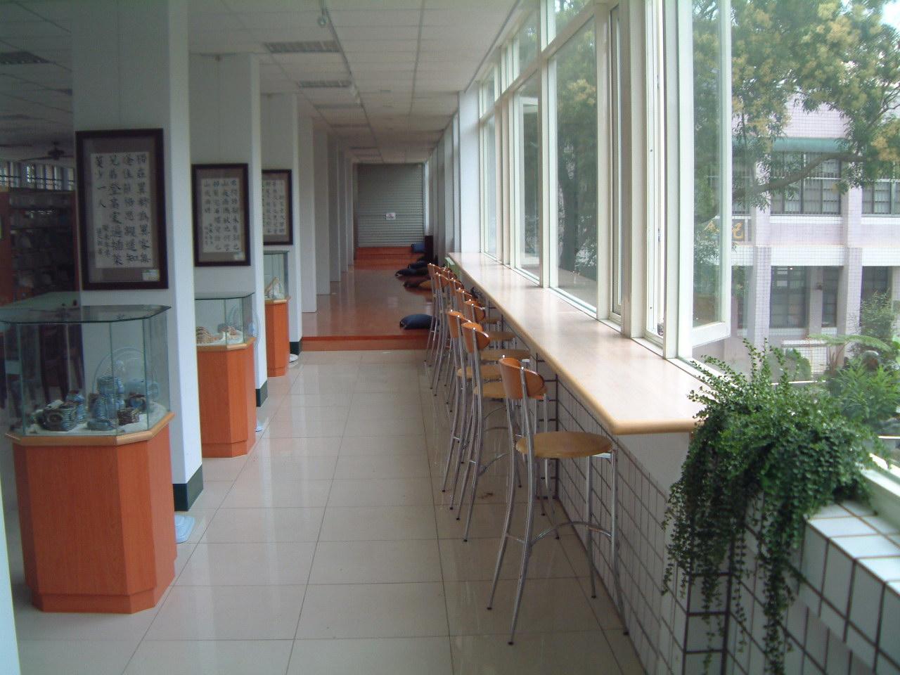 13.3 窗邊坐檯