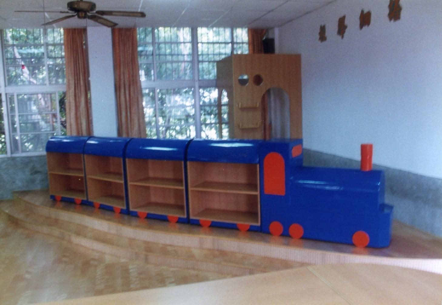 17.4 藍色小火車角落書櫃